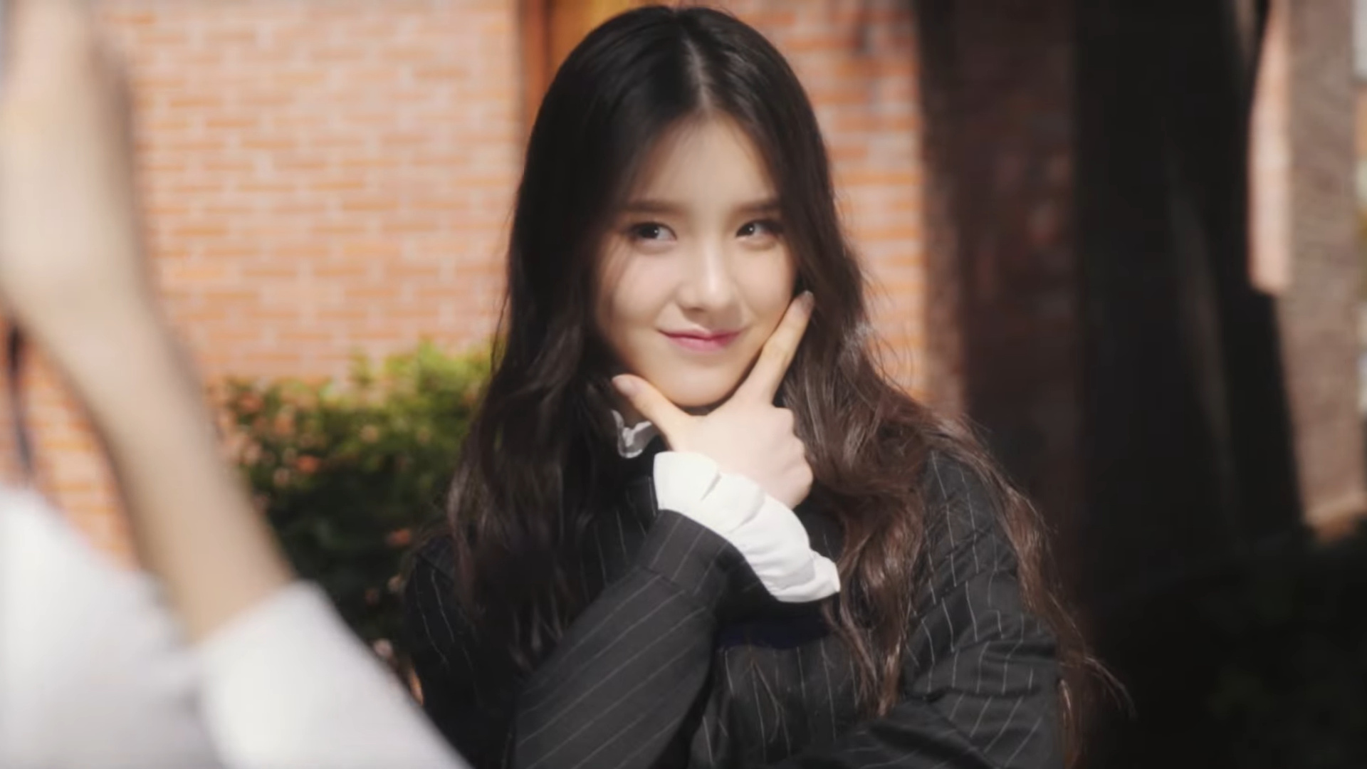 Heejin posing for a photo.
